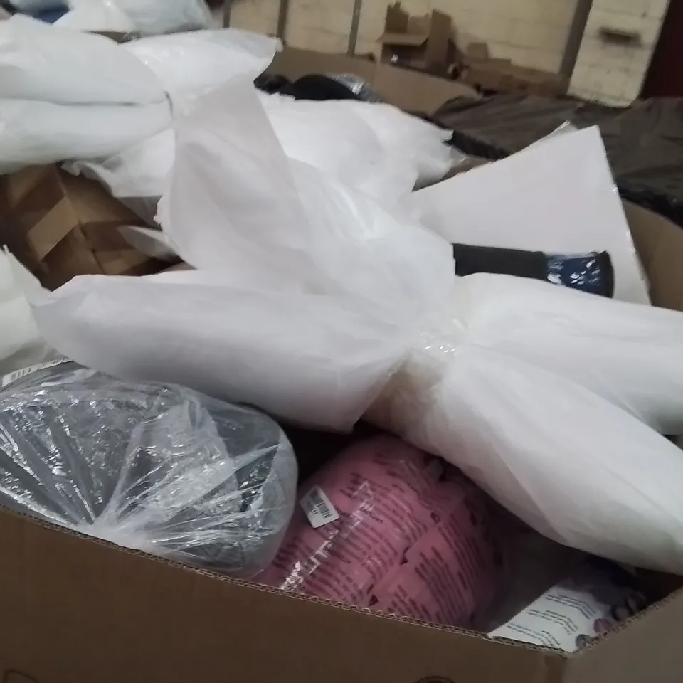 PALLET CONTAINING A LARGE QUANTITY OF PILLOWS 