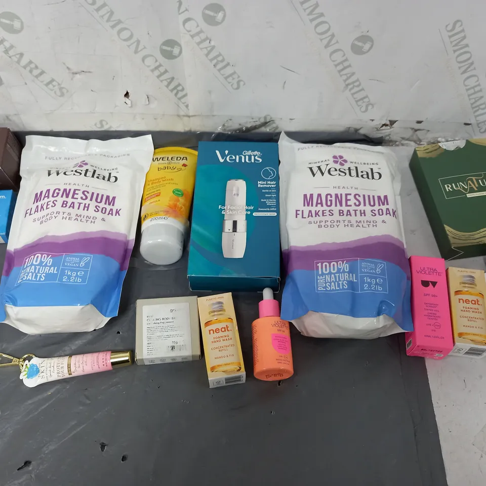 BOX OF APPROXIMATELY 12 ASSORTED COSMETIC ITEMS TO INCLUDE - MAGNESIUM BATH SALT - YANAIL BODY CREAM - GILETTE VENUS MINI HAIR REMOVER ETC.