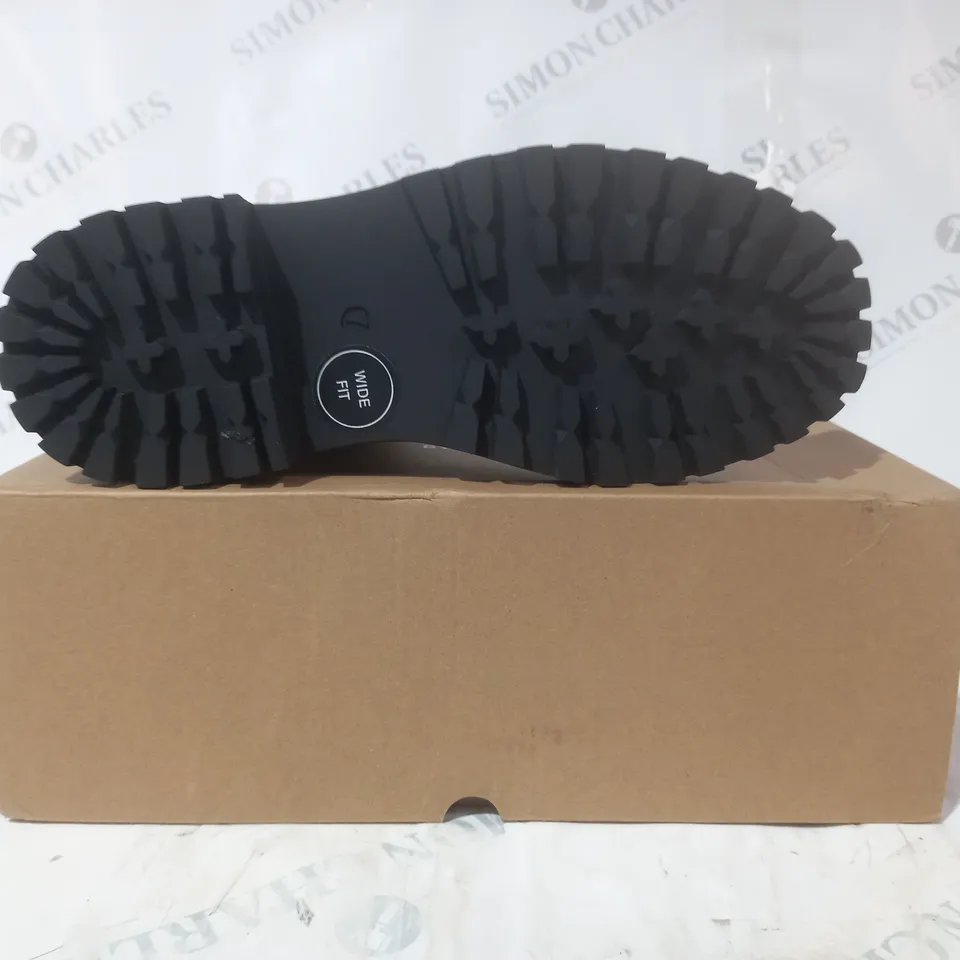 BOXED PAIR OF V BY VERY BOOTS IN BLACK SIZE 7