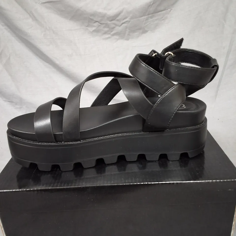 PAIR OF CHUNKY BLACK STRAPPING SANDALS IN BLACK - 6/39