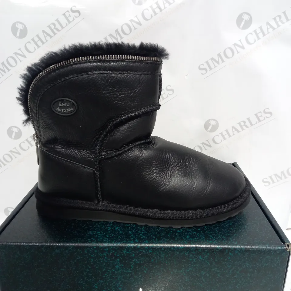 EMU AUSTRALIA BARWIN ZIP IN BLACK/NOIR SIZE 6