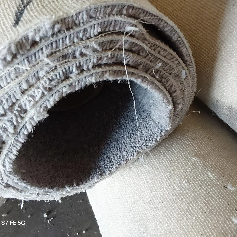 ROLL OF QUALITY DIMENSIONS HEATHERS CARPET APPROXIMATELY 5M × 2.78M