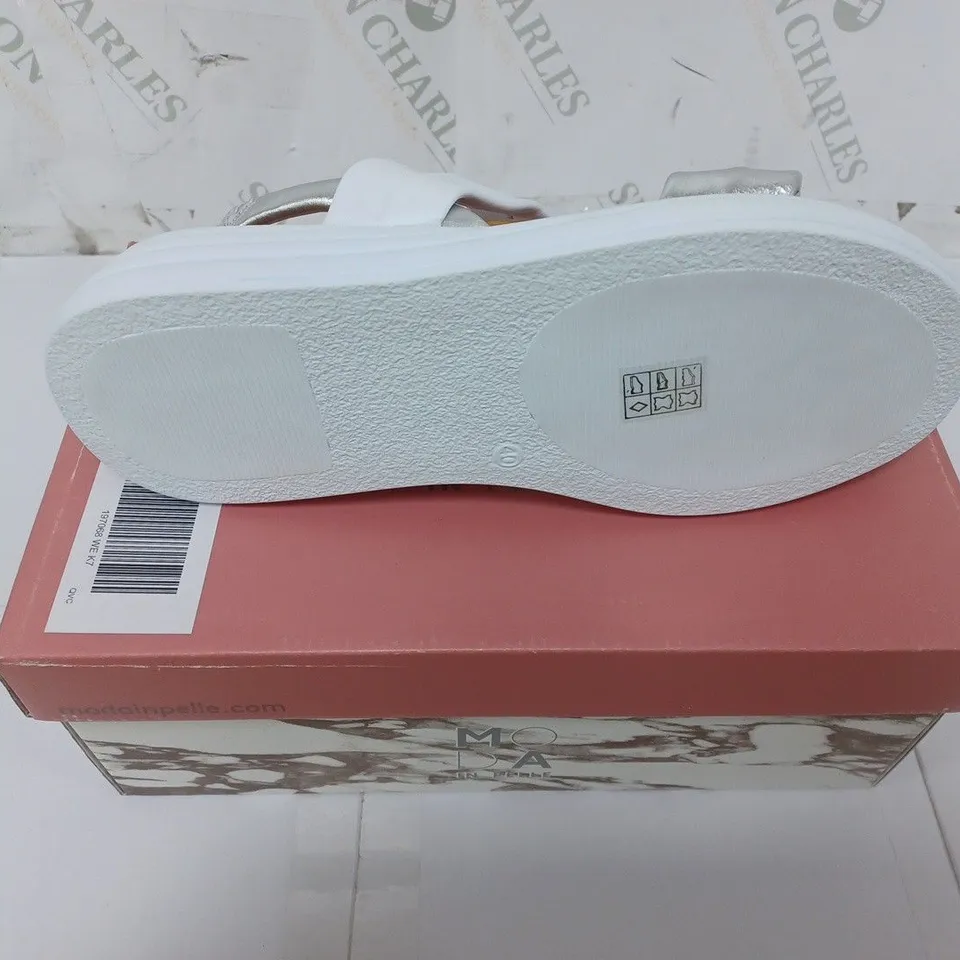 BOXED PAIR OF MODA IN PELLE PLATFORM SANDALS IN WHITE/SILVER SIZE EU 40  