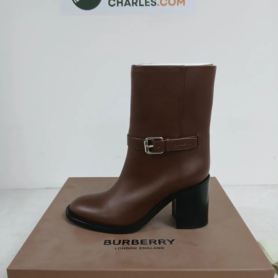 BURBERRY BROWN LEATHER KNEE-HIGH BOOTS WITH BUCKLE – UK7 (EUR40)
