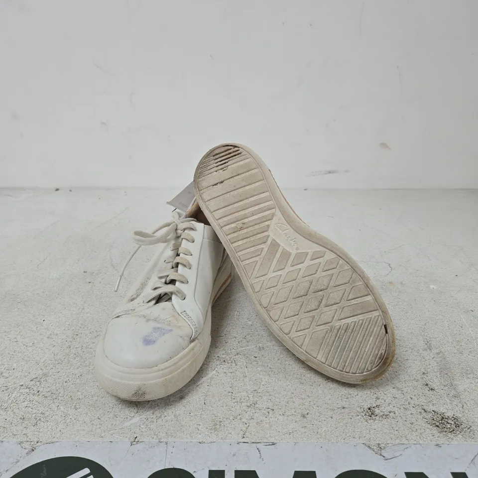 CLARKS WHITE LEATHER SNEAKERS 