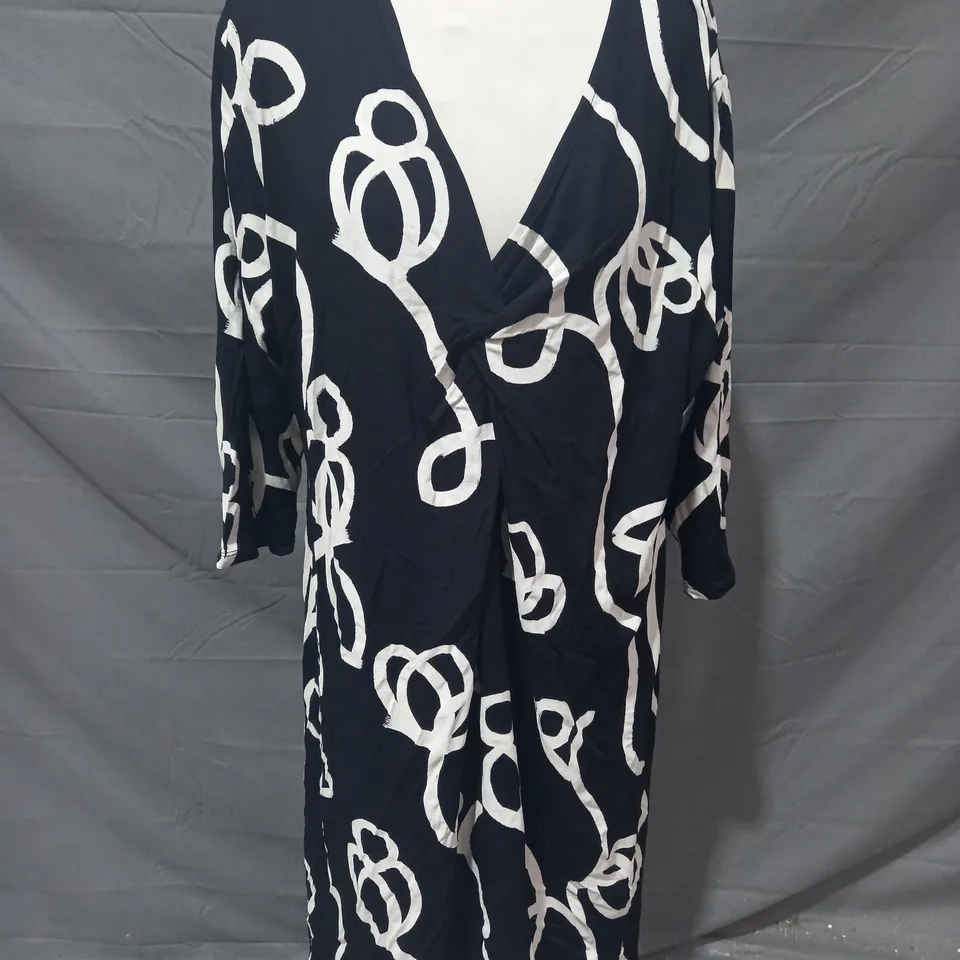 MASAI DRESS IN BLACK/WHITE SIZE 2XL