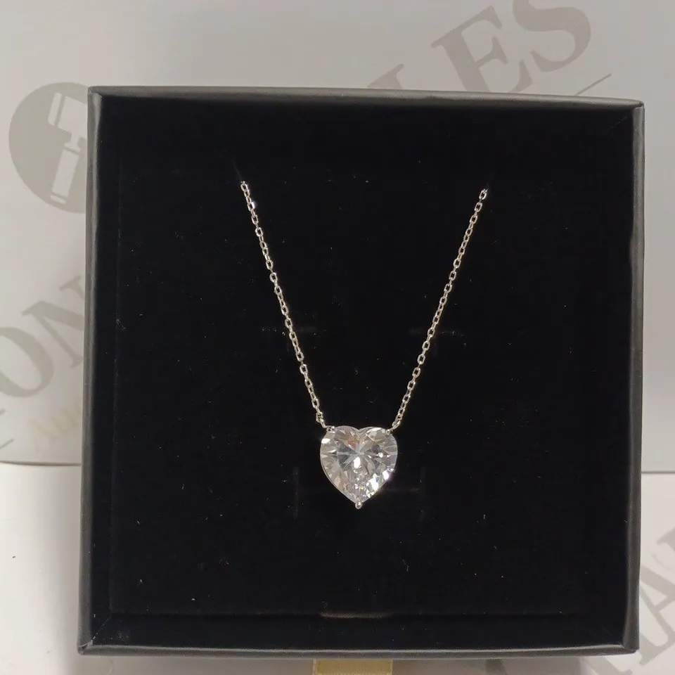 LUXE EMPORIUM SILVER EFFECT NECKLACE WITH HEART CUT STONE