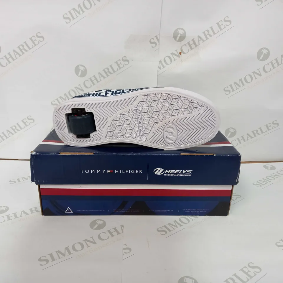 TOMMY HILFIGER / HEELYS PRO 20'S - UK 4