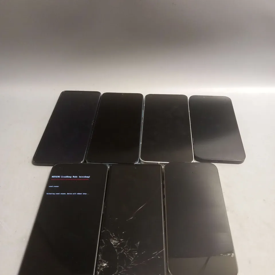 LOT OF 7 ASSORTED DAMAGED PHONES TO INCLUDE IPHONE, MOTOROLA, HONOUR ETC