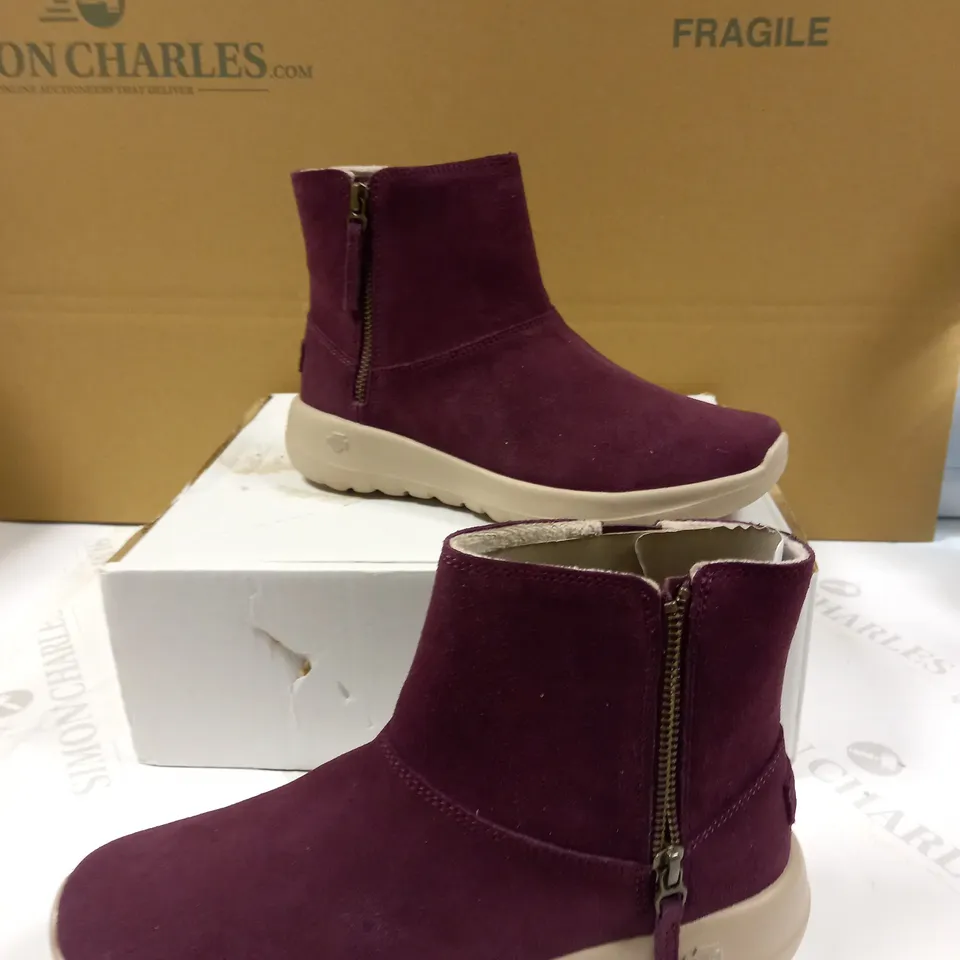 SKECHERS ZIP ANKLE BOOT BURGUNDY - SIZE 4