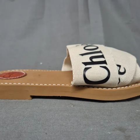 BOXED PAIR OF CHLOΓ OPEN TOE SLIDE SANDALS IN BEIGE EU SIZE 38