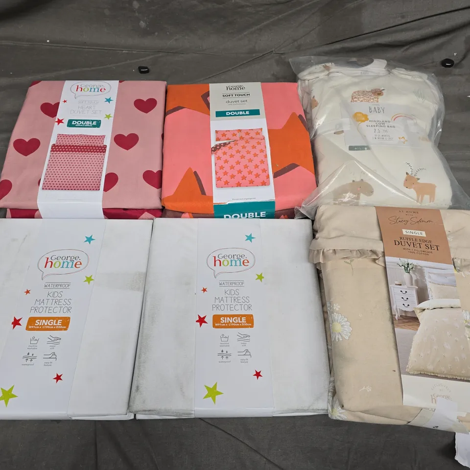 APPROXIMATELY 15 ASSORTED ITEMS TO INCLUDE RUFFLE EDGE DUVET SET, BABY SLEEPING BAG, KIDS MATTRESS PROTECTOR, ETC