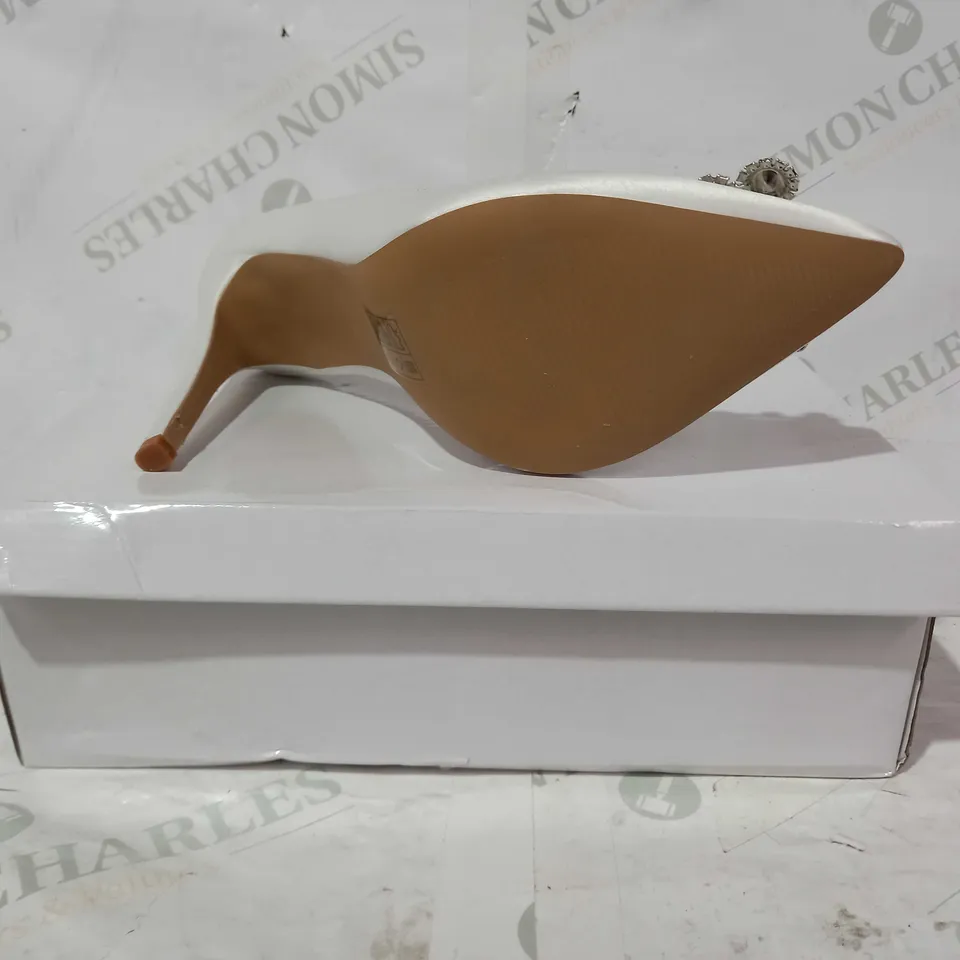 BOXED PAIR OF COAST CLOSED TOE STILETTO HEELS IN WHITE WITH JEWEL EFFECT UK SIZE 7