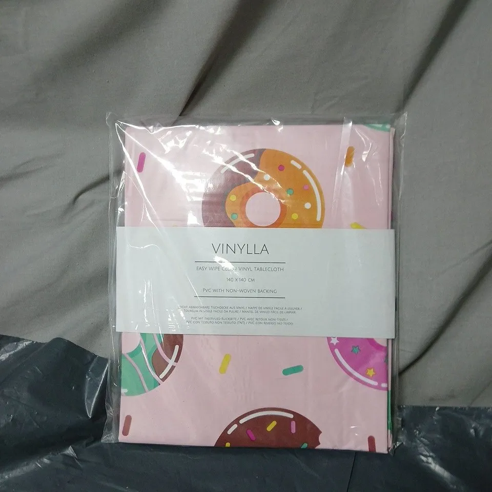 BOX OF APPROXIMATELY 50 VINYLLA EASY WIPE CLEAN VINYL TABLECLOTH 