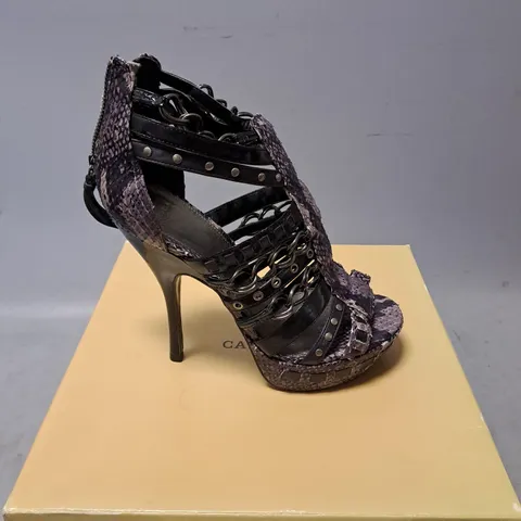 BOXED PAIR OF CARVELA STRAPPY CHAIN DETAIL PLATFORM STILETTO HEELS IN PURPLE SNAKE PRINT SIZE 7