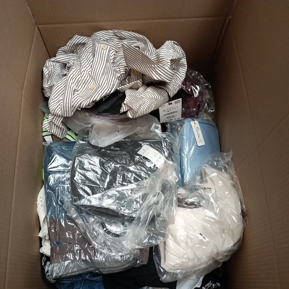 BOX OF APPROXIMATELY 25 ASSORTED CLOTHING ITEMS OF VARIOUS SIZES AND STYLES TO INCLUDE LAKELAND LEATHER BAG ETC