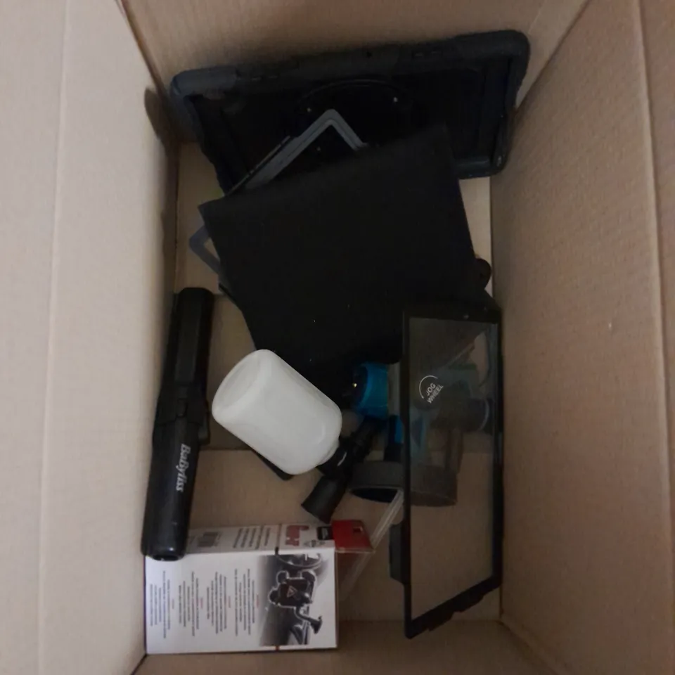 BOX OF APPROXIMATELY 10 ASSORTED HOUSEHOLD ITEMS TO INCLUDE - GRIP-IT WINDSCREEN HOLDER - HAIR PRESS COMB - TARGUS LAPTOP BAG - ETC