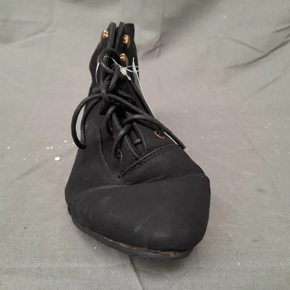 BOX OF APPROXIMATELY 10 PAIRS OF DESIGNER SHOES IN BLACK - VARIOUS SIZES - COLLECTION ONLY
