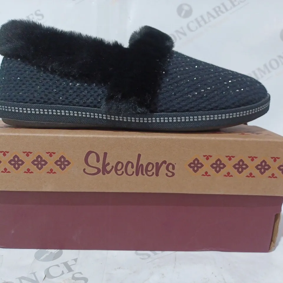 BOXED PAIR OF SKECHERS COZY SLIPPERS IN BLACK SIZE 4.5