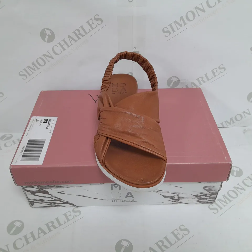 BOXED PAIR OF MODA IN PELLE OLANNA SANDALS IN TAN SIZE 5 