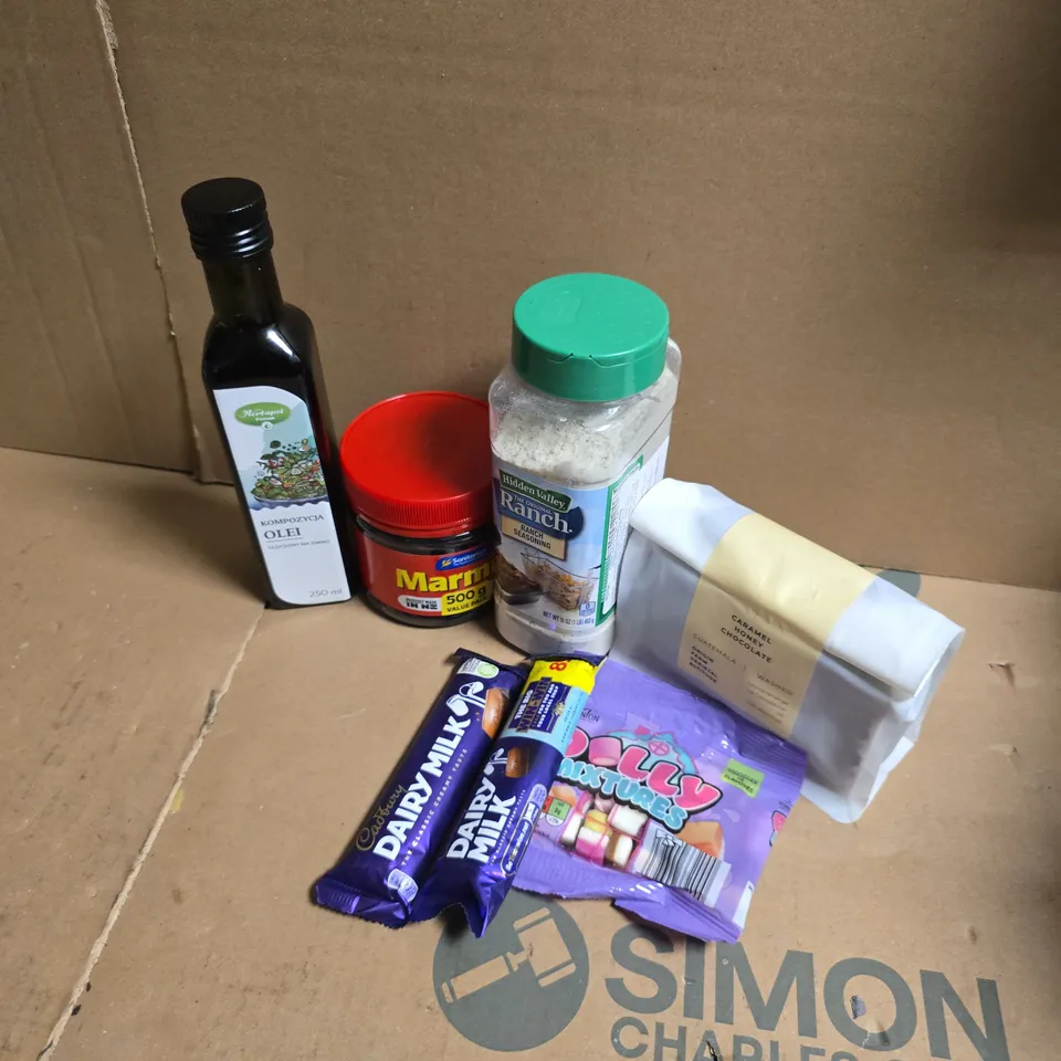 APPROXIMATELY 15 ASSORTED FOOD & DRINK ITEMS TO INCLUDE RANCH SEASONING, MARMITE, DOLLY MIXTURES, ETC - COLLECTION ONLY