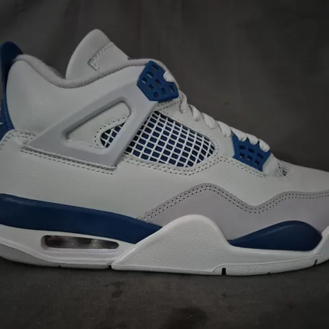 BOXED PAIR OF NIKE AIR JORDAN 4 RETRO SHOES IN WHITE/BLUE UK SIZE 7