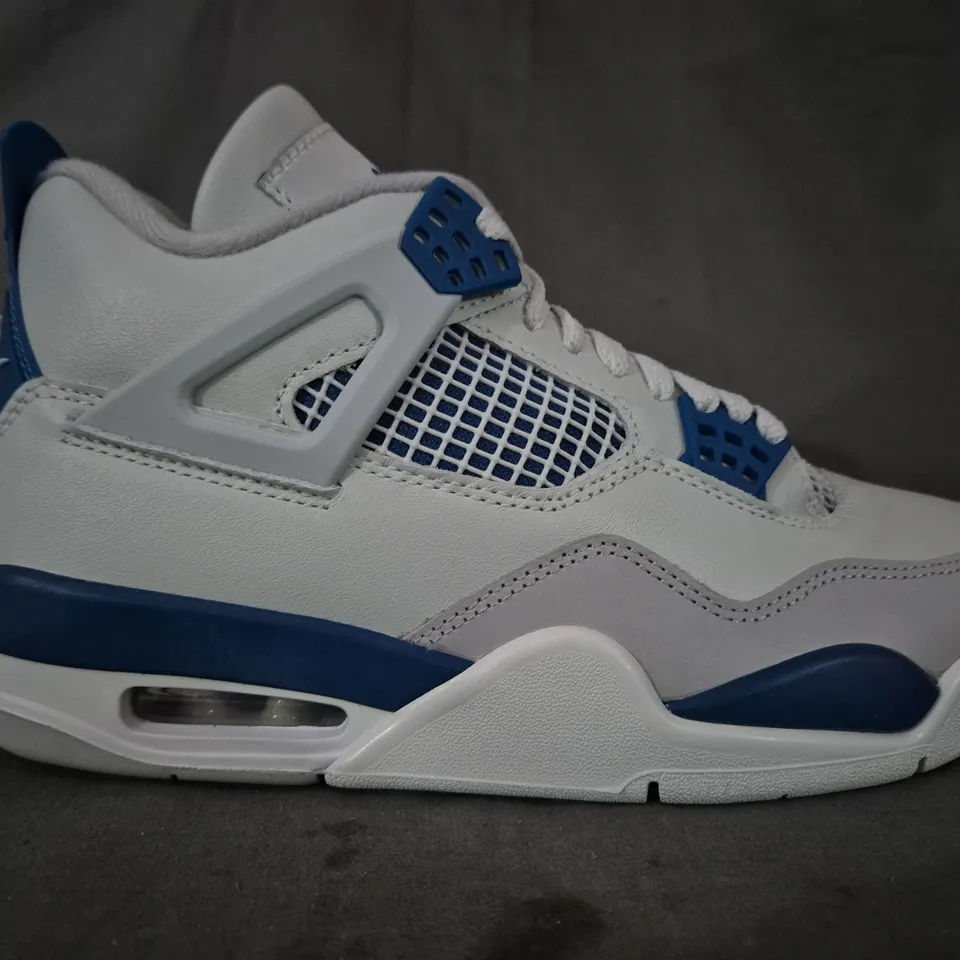 BOXED PAIR OF NIKE AIR JORDAN 4 RETRO SHOES IN WHITE/BLUE UK SIZE 7