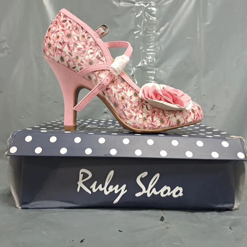BOXED PAIR OF RUBY SHOO HEELED SHOES IN PINK/WHITE FLORAL DESIGN W. FABRIC DETAIL SIZE UK 6