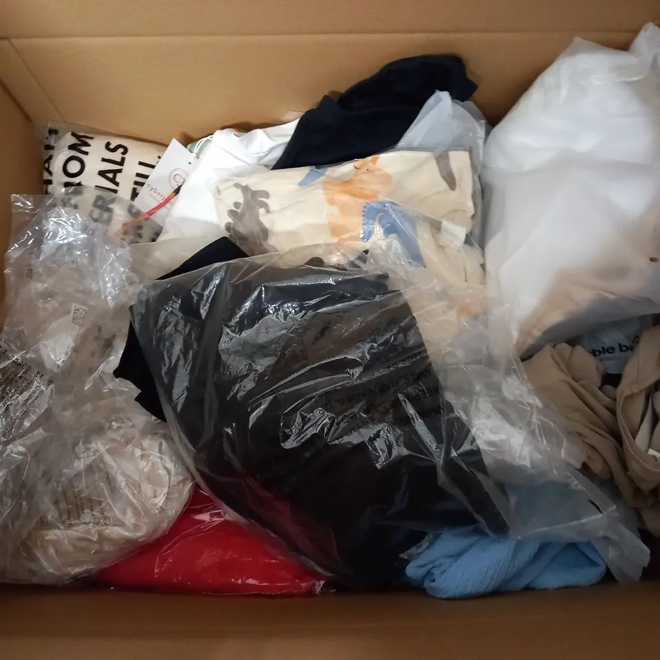 BOX OF APPROX 40 ASSORTED CLOTHING ITEMS TO INCLUDE - FASHION NOVA - BOSTON CREW - SEALIONS ECT 