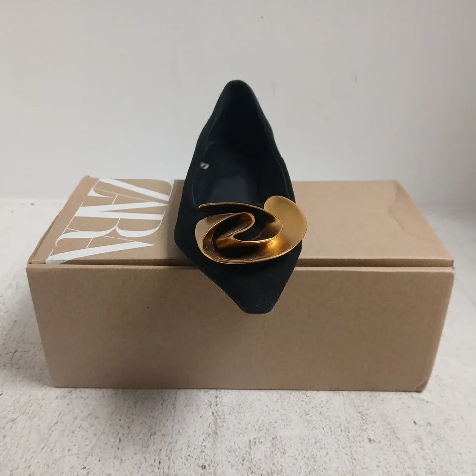 BOXED PAIR OF ZARA LOW BLOCK HEEL POINTED TOE SHOES IN BLACK W. GOLD EFFECT DETAIL SIZE EU 39