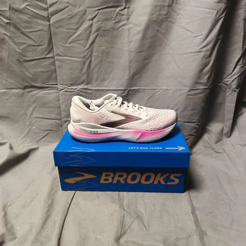 BOX PAIR OF BROOKS RUNNING SHOES – WOMEN'S, SIZE  5.5