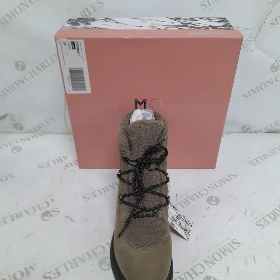 BOXED PAIR OF MODA IN PELLE ZERMATT KHAKI TRIMMED BOOTS IN SUEDE SIZE 39 