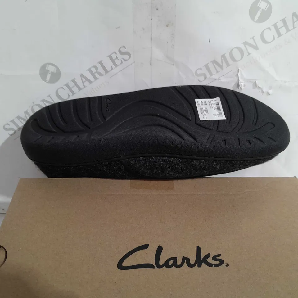 BOXED CLARKS MEN KING SLIPPER -SIZE 8