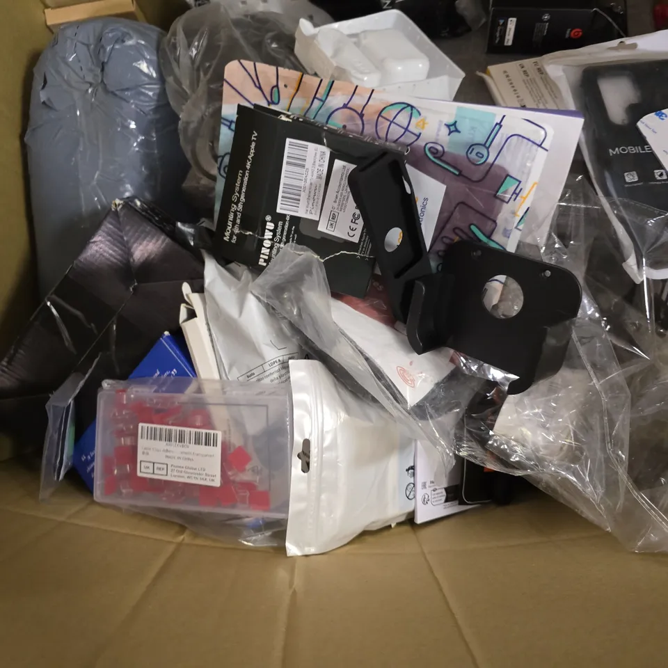 BOX OF APPROXIMATELY 20 ASSORTED BROKEN ITEMS TO INCLUDE - HAMA STEREO SPEAKERS , DURACELL AAAA , SOUNDCORE EARBUDS ETC
