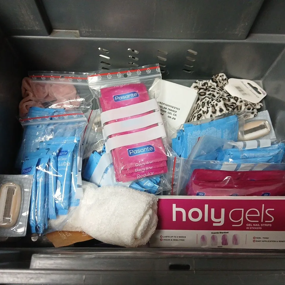 APPROXIMATEY 20 ASSORTED HEALTH AND BEAUTY PRODUCTS TO INCLUDE DADAMUMA BABY WIPES, COMPACT MIRROR AND COLGATE TOTAL TOOTHPASTE