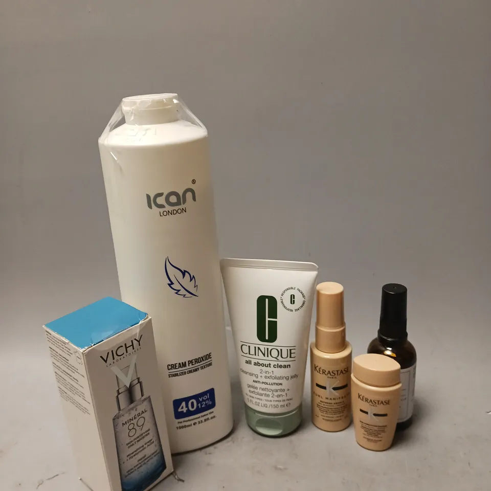 BOX OF APPROXIMATELY 15 COSMETIC ITEMS TO INCLUDE - CLINIQUE CLEANSING JELLY - ICON LONDON 40VOL CREAM PEROXIDE DEVELOPER - KERASTASE CURL MANIFESTER - ETC 