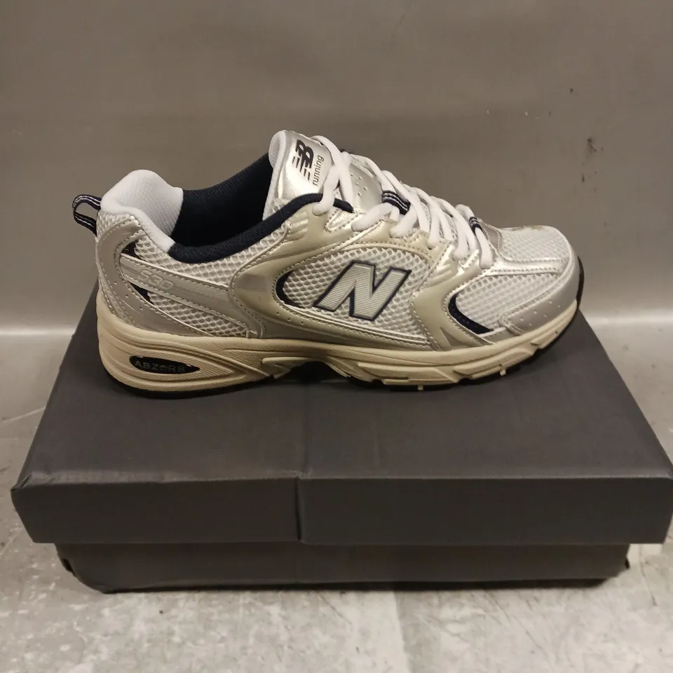 BOXED PAIR OF NEW BALANCE RUNNING TRAINERS - 6.5