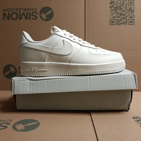 BOXED PAIR OF NIKE AIR FORCE 1 '07 SHOES IN WHITE SIZE UK 10