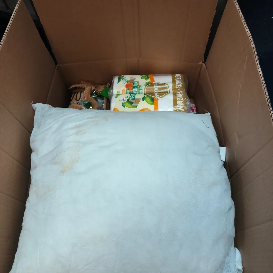 BOX OF APPROXIMATELY 8 ASSORTED HOUSEHOLD ITEMS TO INCLUDE PILLOW, KITCHEN TOWEL ETC