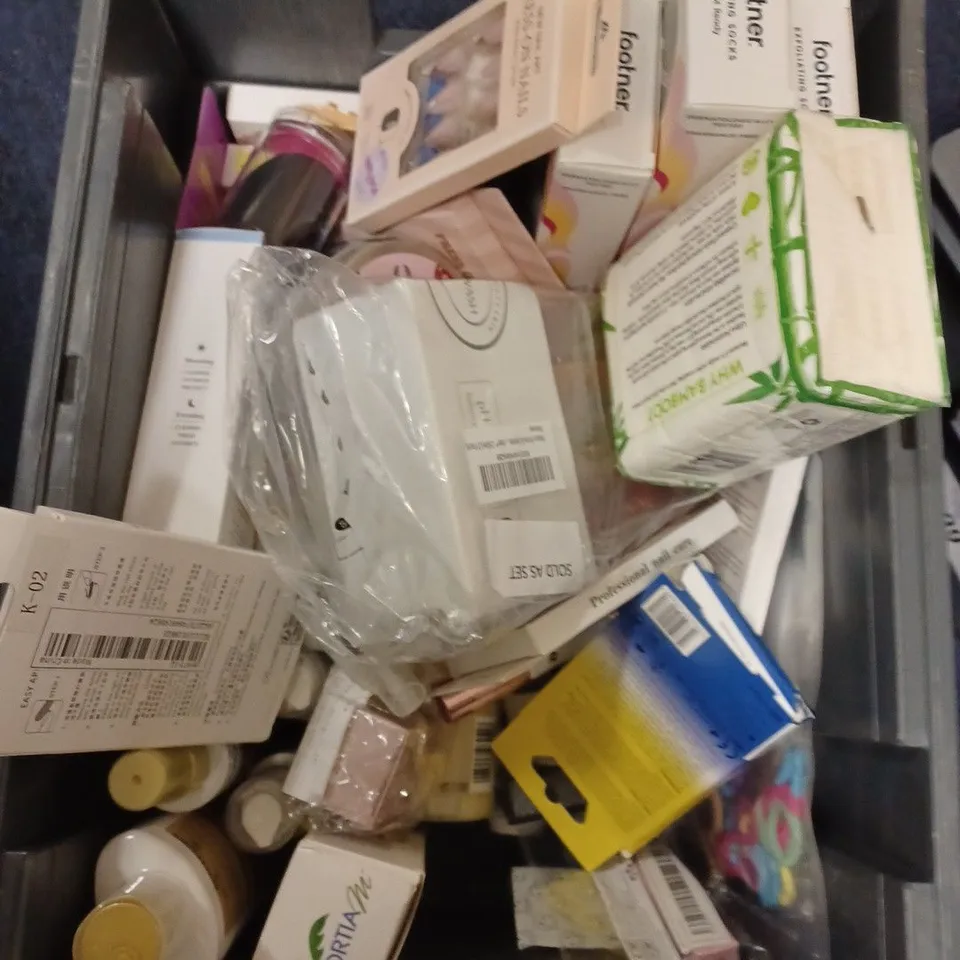 LOT OF APPROXIMATELY 20 COSMETICS ITEMS TO INCLUDE RICH MOISTURISER , RETINOL SERUM , EYELASHES , ETC