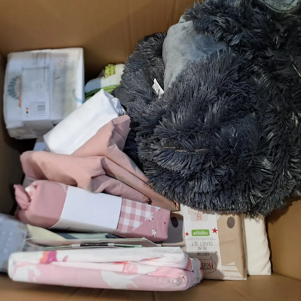 LOT OF APPROXIMATELY 18 ASSORTED BEDDING AND SOFT FURNISHING ITEMS TO INCLUDE DUVETS, PILLOWCASES AND TOWELS