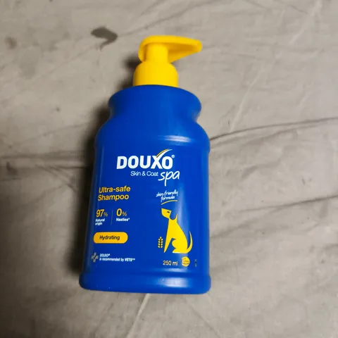 APPROXIMATELY 30 ASSORTED PET ITEMS INCLUDING LITTLE LIKIT HORSE TREATS , BANOV SHAMPOO AND PIPPOT SKIN SPRAY 