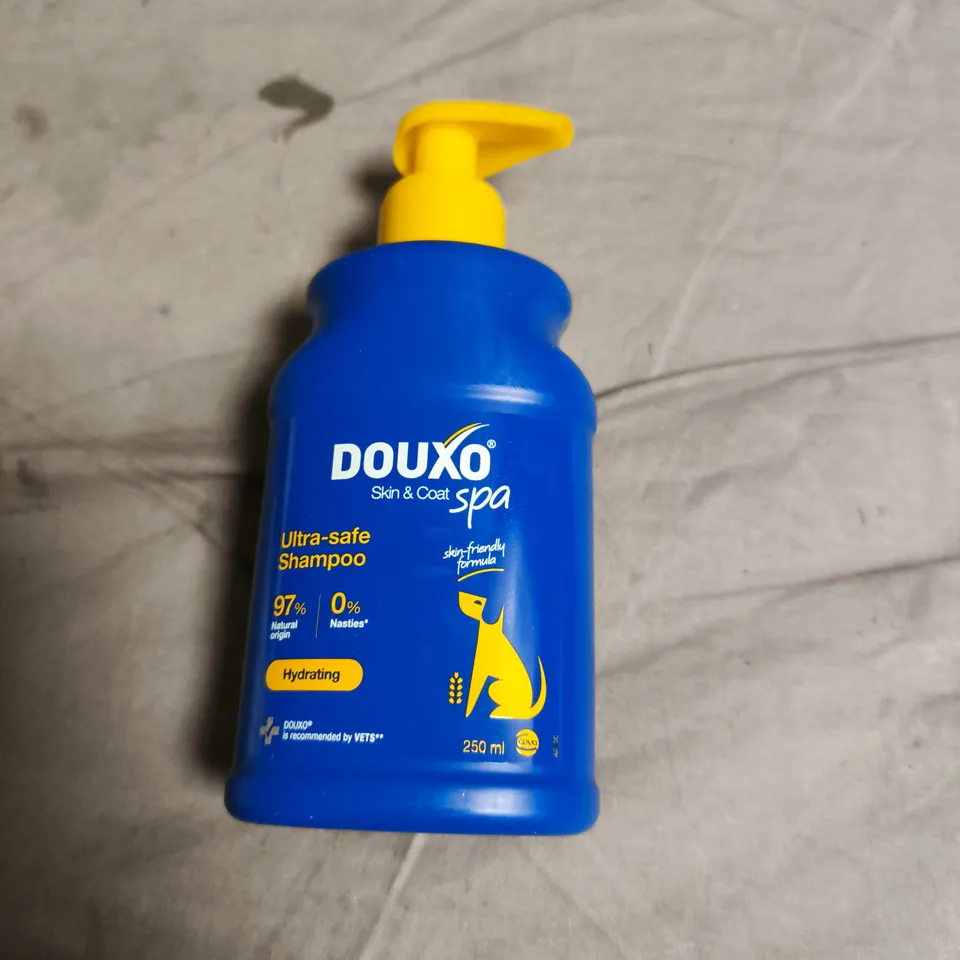 APPROXIMATELY 30 ASSORTED PET ITEMS INCLUDING LITTLE LIKIT HORSE TREATS , BANOV SHAMPOO AND PIPPOT SKIN SPRAY