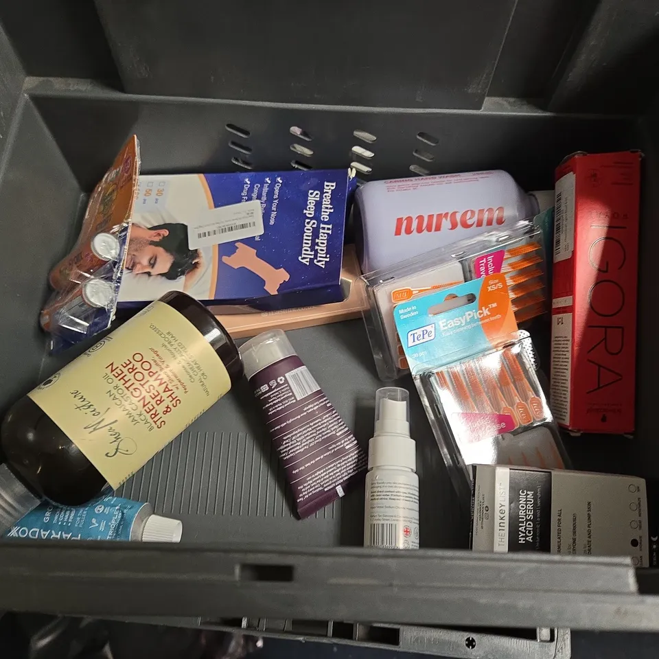 APPROXIMATEY 20 ASSORTED HEALTH AND BEAUTY PRODUCTS TO INCLUDE - DOVE HAND WASH REFILL - OILATUM EMOLLIENT AND FALSE LASHES