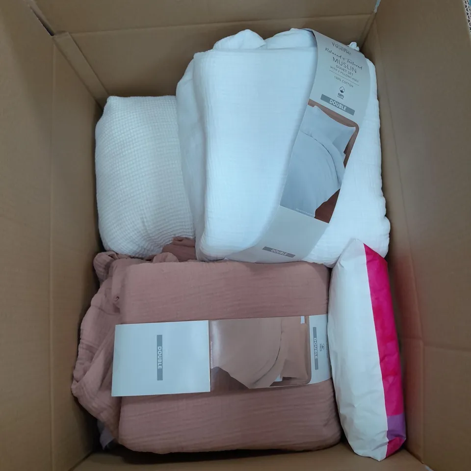 BOX OF APPROX 15 ASSORTED HOMEWEAR ITEMS TO INCLUDE STACEY SOLOMON DOG PILLOW, GEORGE HOME GLOBE SOLAR LIGHTS AND GEORGE HOME FITTED SHEET, ETC. 