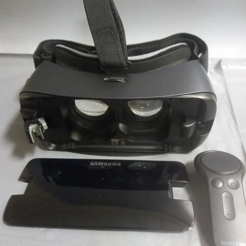 SAMSUNG GEAR VR WITH CONTROLLER