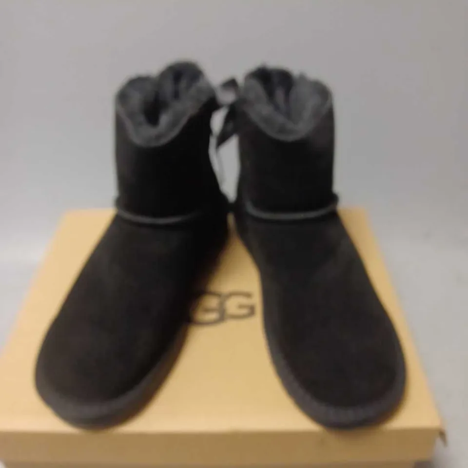 BOXED PAIR OF UGG FLEECED INTERIOR BOOTS IN BLACK - 4