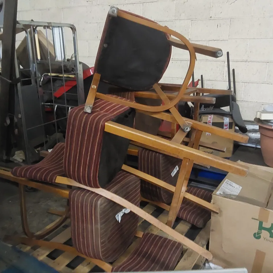 PALLET CONTAINING 5 BAR CHAIRS