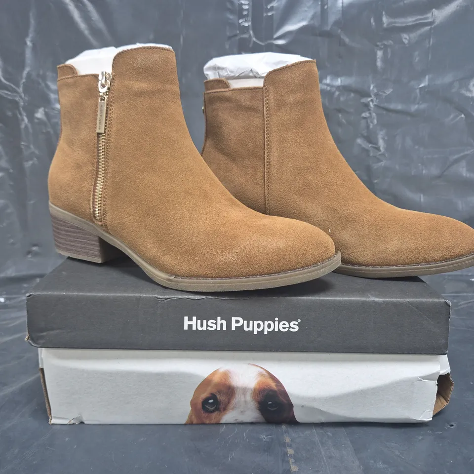 BOXED PAIR OF HUSH PUPPIES INGRID ZIP BOOTS IN TAN SIZE 6