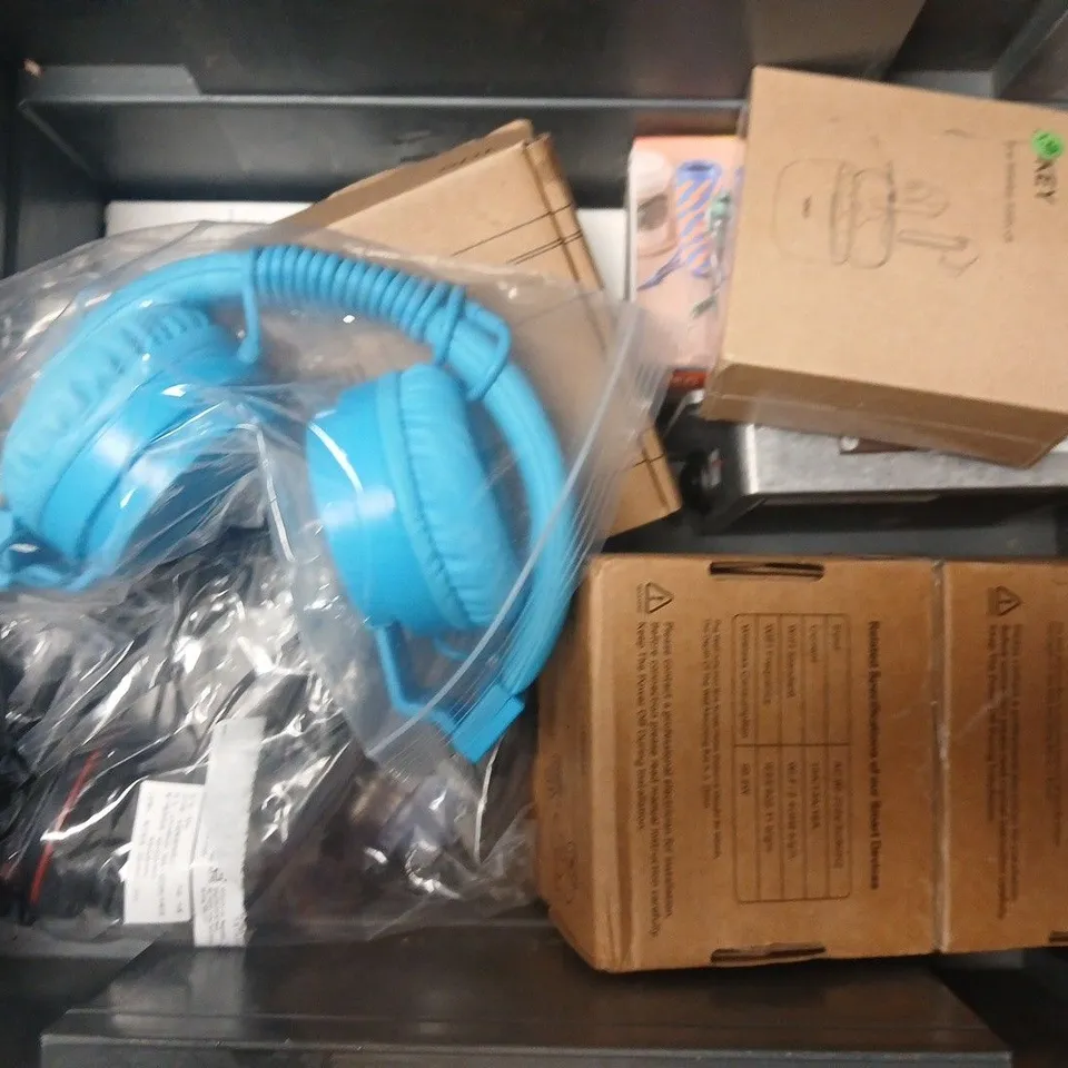 APPROXIMATELY 12 ASSORTED ELECTRICAL ITEMS TO INCLUDE THERMOCUBE TEMPERATURE SENSOR, VIDEO DOORBELL V5, WALKMANN, ETC